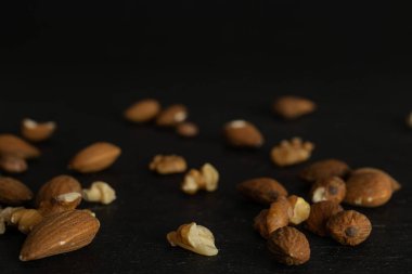 Kahverengi badem fıstığı gri taş üzerinde izole