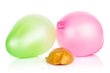 Beyaz üzerinde izole edilmiş renkli balonlar