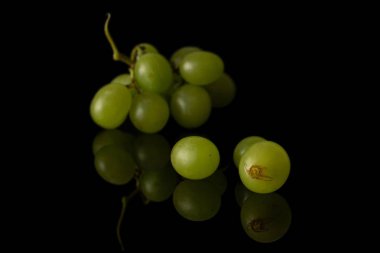 Yeşil şarap üzüm siyah cam izole