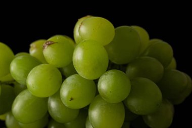 Yeşil şarap üzüm siyah cam izole