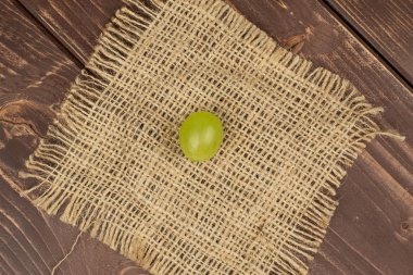 Kahverengi ahşap yeşil şarap üzüm