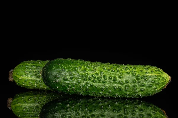 Vers beitsen komkommer geïsoleerd op zwart glas — Stockfoto