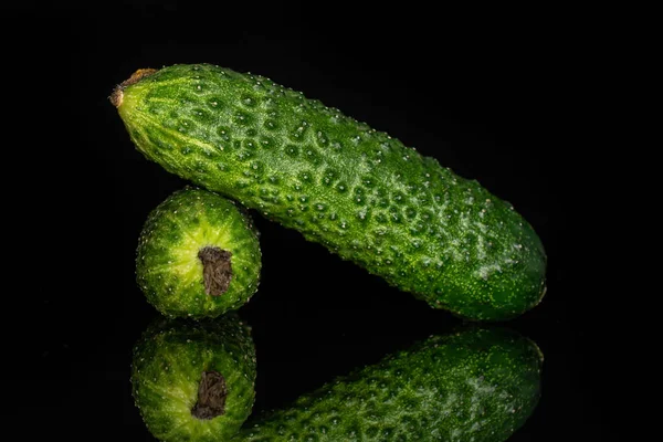 Frisch eingelegte Gurke isoliert auf schwarzem Glas — Stockfoto