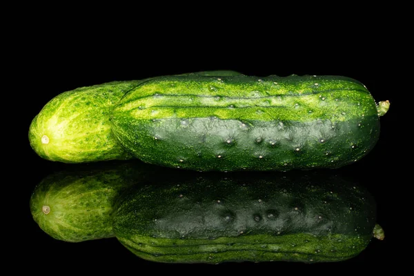 Taze yeşil salatalık siyah cam izole — Stok fotoğraf