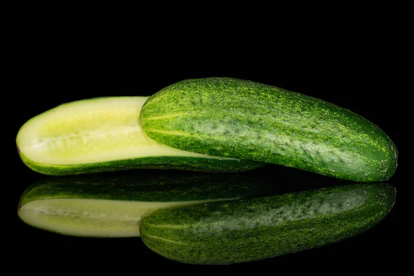 Verse groene komkommer geïsoleerd op zwart glas — Stockfoto