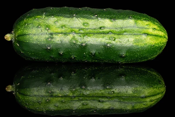 Frische grüne Gurke isoliert auf schwarzem Glas — Stockfoto