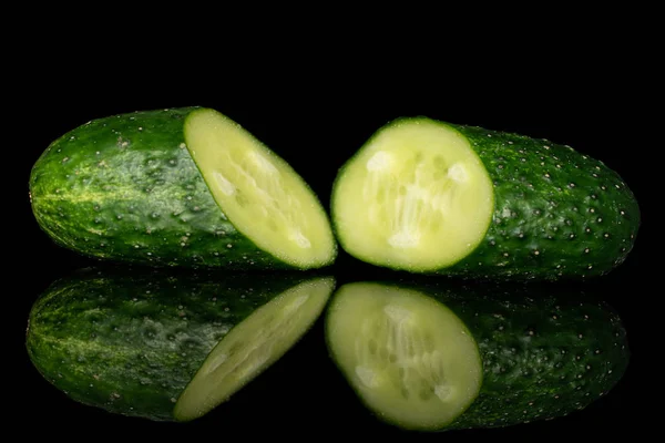 Frische grüne Gurke isoliert auf schwarzem Glas — Stockfoto