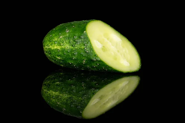 Frische grüne Gurke isoliert auf schwarzem Glas — Stockfoto