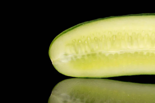 Frische grüne Gurke isoliert auf schwarzem Glas — Stockfoto