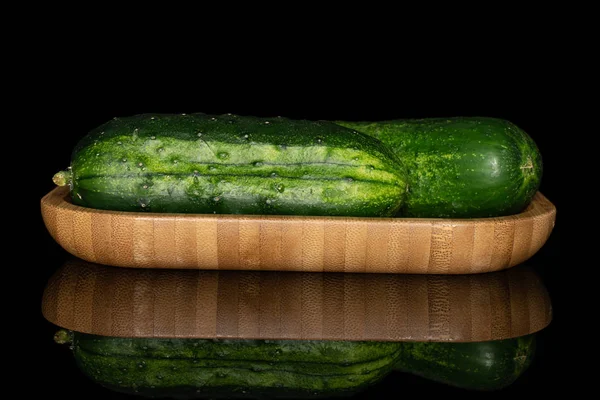 Verse groene komkommer geïsoleerd op zwart glas — Stockfoto