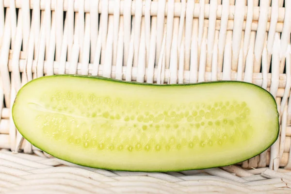 Färsk grön gurka med flätad rotting — Stockfoto