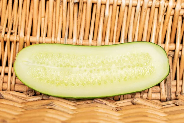 Färsk grön gurka med flätad rotting — Stockfoto
