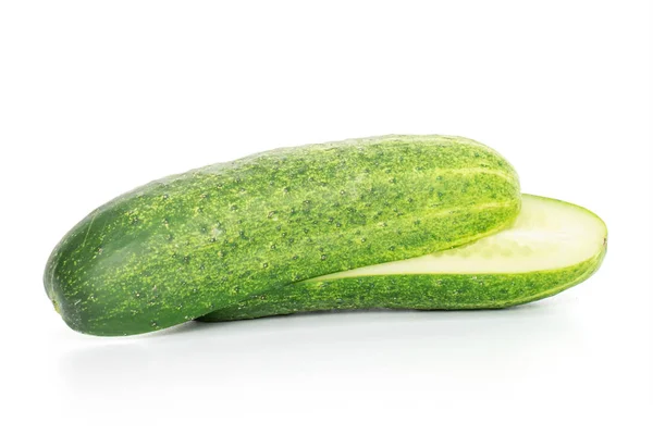 Verse groene komkommer geïsoleerd op wit — Stockfoto