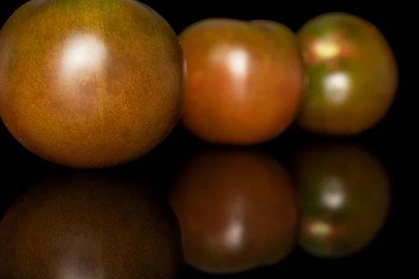 Pomodoro rosso verde fresco isolato su vetro nero — Foto Stock