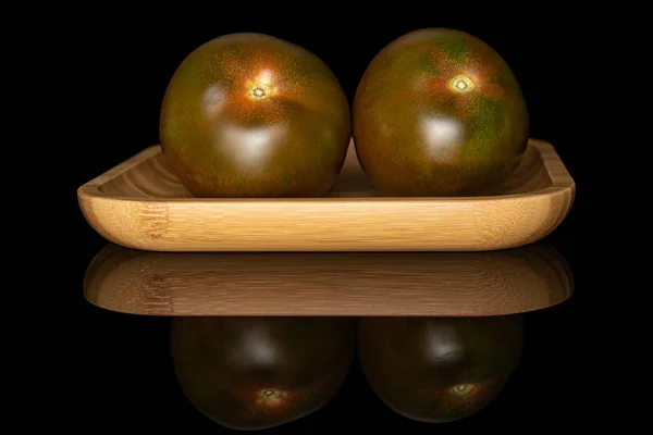 Färsk grön röd tomat isolerad på svart glas — Stockfoto