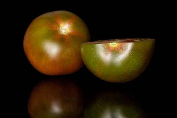 Pomodoro rosso verde fresco isolato su vetro nero — Foto Stock