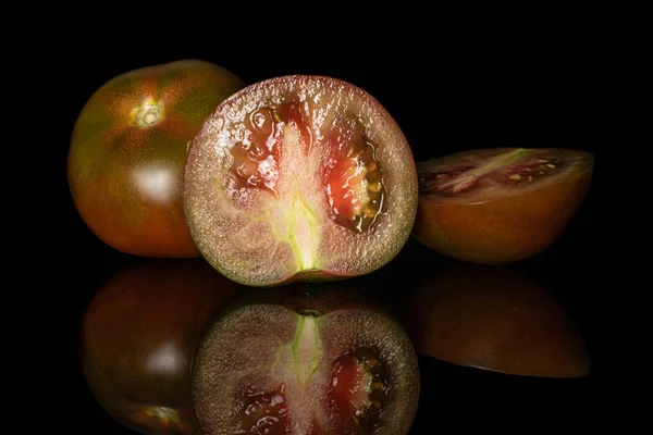 Pomodoro rosso verde fresco isolato su vetro nero — Foto Stock