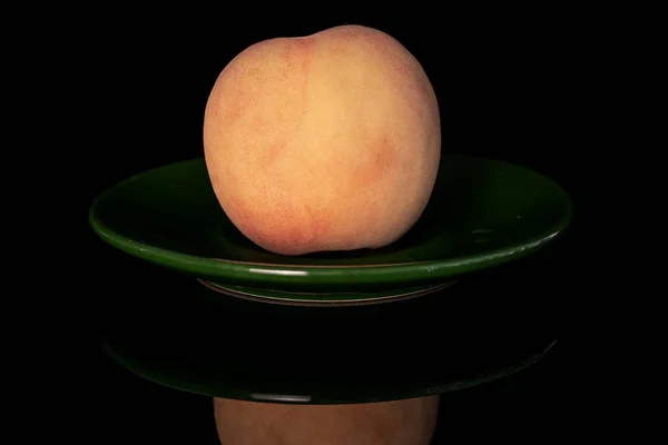Färsk luddig persika isolerad på svart glas — Stockfoto
