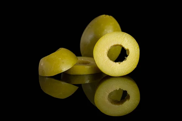 Vypená zelená olivová izolace na černém skle — Stock fotografie