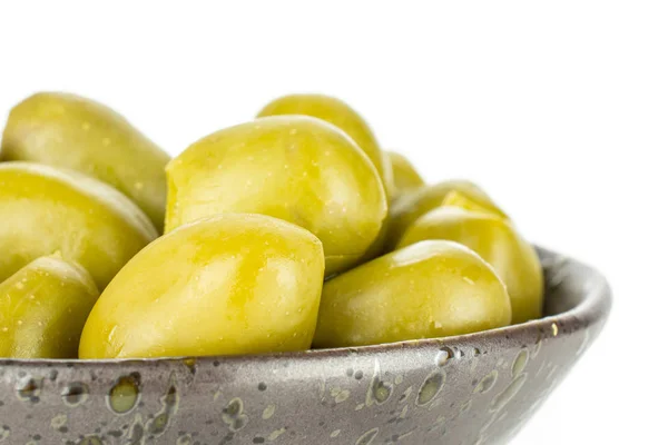 Olive verdi denocciolate isolate su bianco — Foto Stock