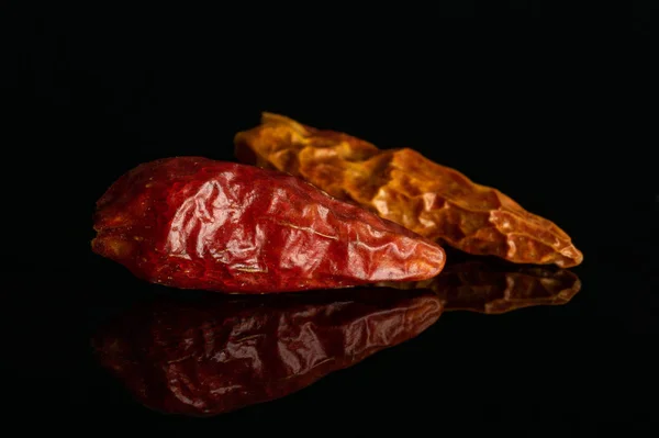 Kuru kırmızı pepperoncino biber siyah cam izole — Stok fotoğraf