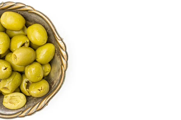 Окрашенная зеленой оливкой на белом — стоковое фото