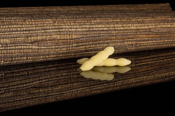 Surové cavatelliho těstoviny izolované na černém skle — Stock fotografie