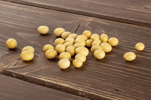 茶色の木に生黄色大豆 — ストック写真