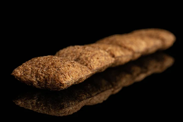 Knapperig graan kussen geïsoleerd op zwart glas — Stockfoto