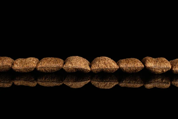 Knapperig graan kussen geïsoleerd op zwart glas — Stockfoto