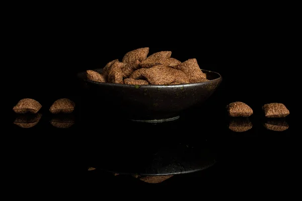 Almohada de cereal crujiente aislada en vidrio negro — Foto de Stock