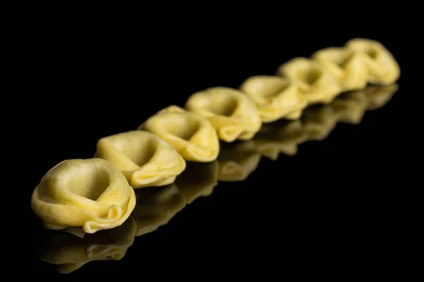 Spinazie gevuld tortelloni geïsoleerd op zwart glas — Stockfoto