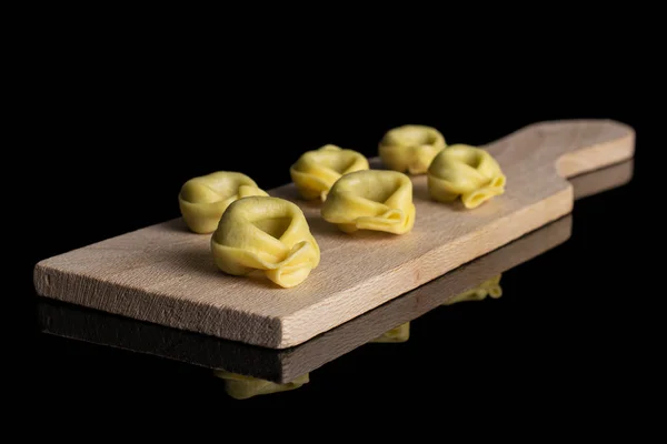 Spinazie gevuld tortelloni geïsoleerd op zwart glas — Stockfoto