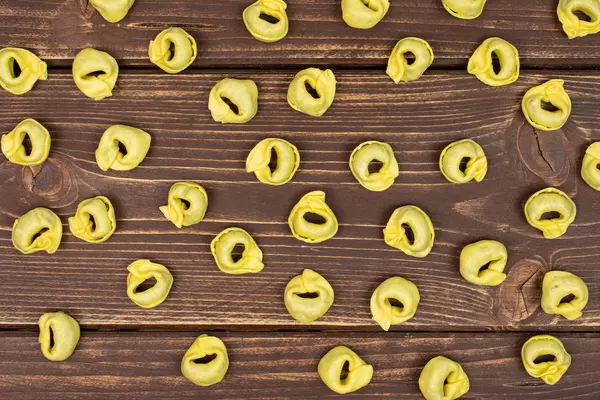 Szpinak wypełniony tortelloni na brązowym drewnie — Zdjęcie stockowe