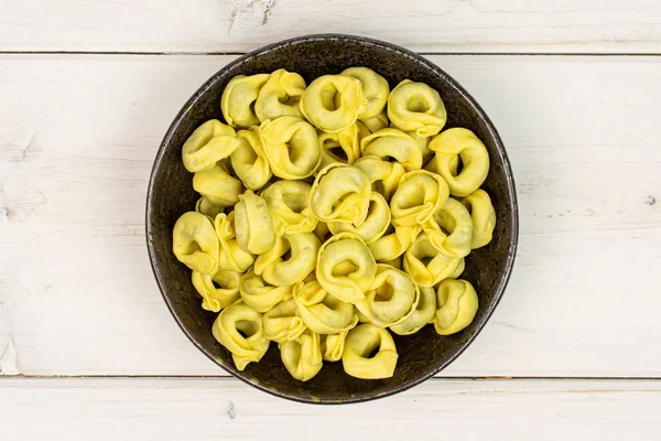 Tortelloni rellenos de espinacas sobre madera gris — Foto de Stock