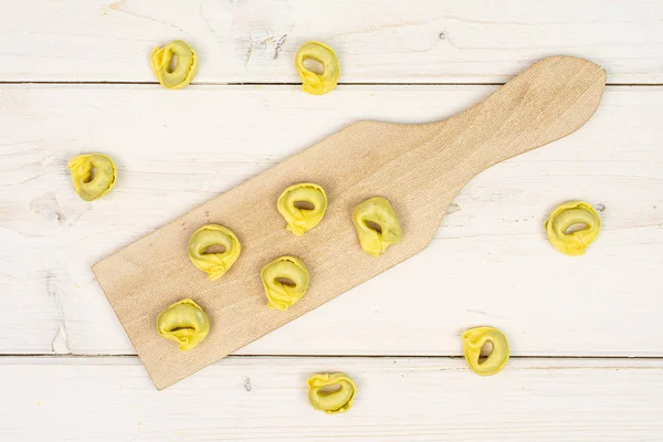 Tortelloni rellenos de espinacas sobre madera gris — Foto de Stock