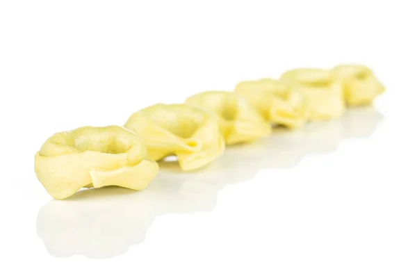 Tortelloni cheio de espinafre isolado em branco — Fotografia de Stock