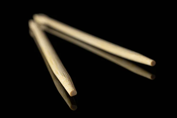Азіатські палички для їжі, ізольовані на Чорне скло — стокове фото