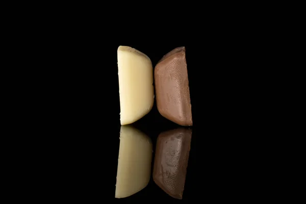 검은 색 유리에 고립 된 검은 흰색 초콜릿 — 스톡 사진