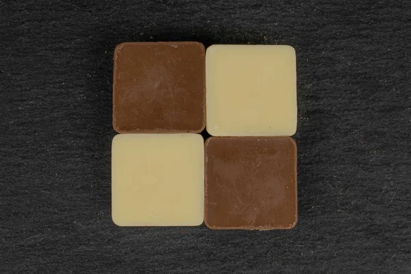 Zwart witte chocolade op grijze steen — Stockfoto