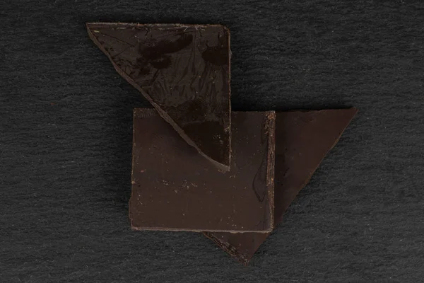 Μαύρη λευκή σοκολάτα σε γκρι πέτρα — Φωτογραφία Αρχείου