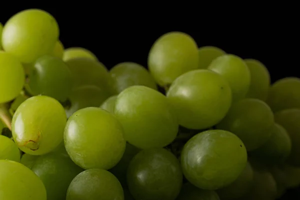 Uva de vino verde aislada en vidrio negro — Foto de Stock