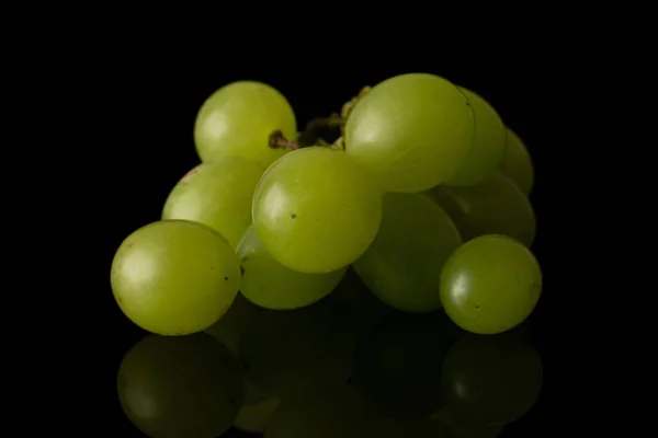 Grön vindruva isolerad på svart glas — Stockfoto