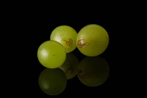 Zielone wino winogrona izolowane na czarnym szkle — Zdjęcie stockowe
