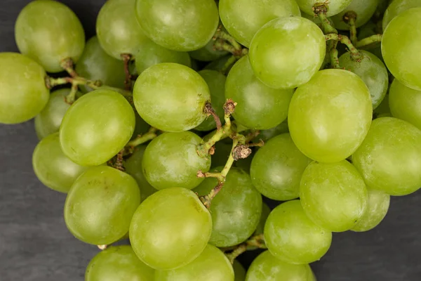 Uva de vino verde sobre piedra gris —  Fotos de Stock