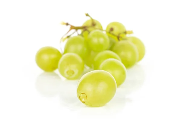 Uva de vino verde aislada sobre blanco — Foto de Stock