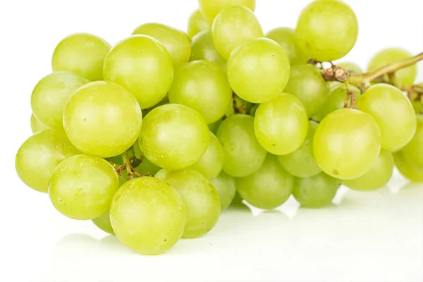 Uva de vino verde aislada sobre blanco — Foto de Stock