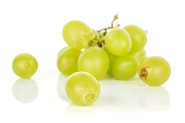 Zielone wino winogrona na białym tle — Zdjęcie stockowe
