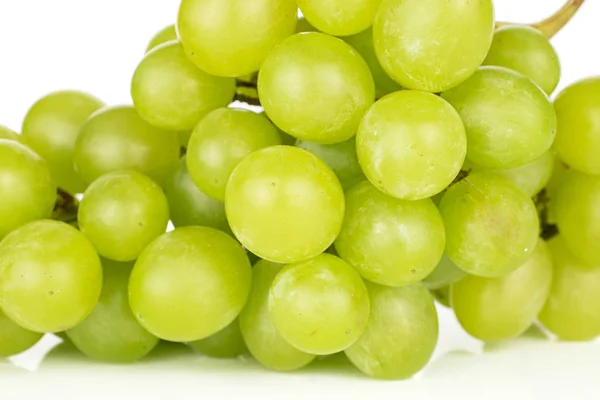 Uva de vino verde aislada sobre blanco — Foto de Stock