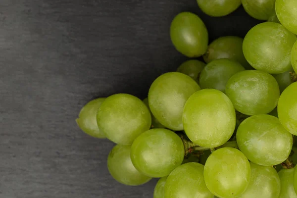 Uva de vino verde sobre piedra gris — Foto de Stock